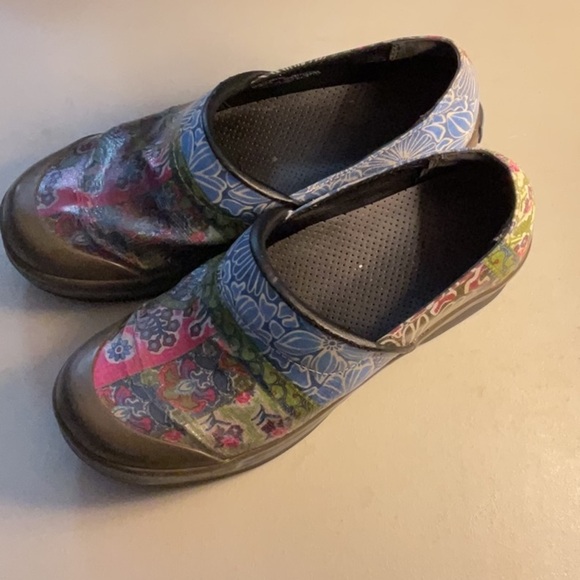 Woman’s Dansko shoes - Picture 1 of 4